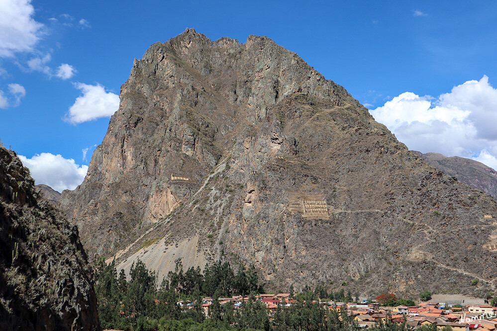 1 Peru Heiliges Tal Ollantaytambo
Auf dem Hügel gegenüber der Inka-Ruinen von Ollantaytambo liegen zahlreiche alte Warenhäuser aus der Inka-Zeit. Hier lagerten die Getreidevorräte, wo sie aufgrund der klimatischen Bedingungen trockener und geschützt waren als weiter unten im Tal. llaut peru-spezialisten
Schlüsselwörter: Peru