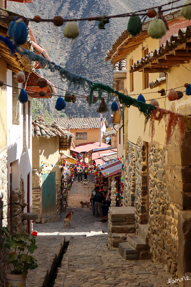 1 Peru Heiliges Tal Ollantaytambo
Auf einer Höhe von rund 2792 m liegt die Stadt am Urubamba Fluss und weist eine Besonderheit auf, die sie einzigartig in Peru werden lässt: Teile der Altstadt stammen noch aus der Inka-Zeit und haben die Jahrhunderte hier relativ unbeschädigt überstanden. laut peru-spezialisten
Schlüsselwörter: Peru