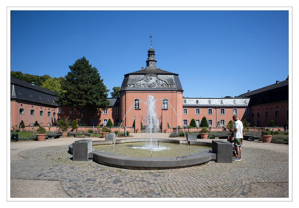 Schloss Wickrath
ist eine Wasserschlossanlage an der Niers in der Region Niederrhein. Sie liegt in unmittelbarer Nähe des Mönchengladbacher Stadtteils Wickrath und besteht aus zwei barocken Vorburg-Flügeln, einem schlossartigen Wohngebäude und einem barocken Park in Form einer fünfeckigen Grafenkrone. lt. Wikipedia
Schlüsselwörter: 2024