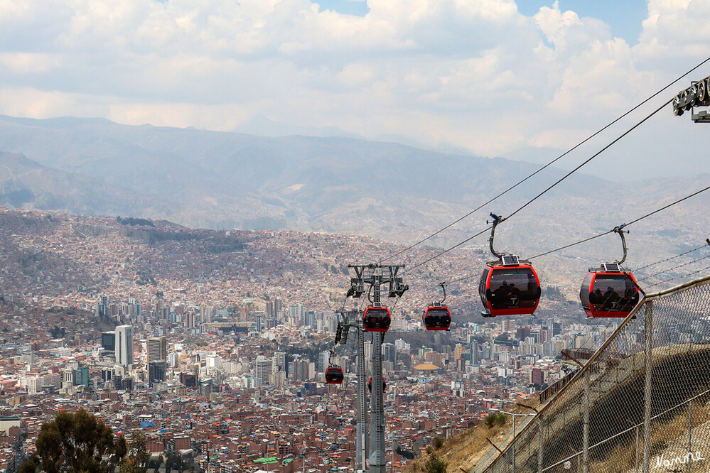 2 Bolivien La Paz  Seilbahn
Bis zu 26.000 Menschen pro Stunde befördert das System in Höhen zwischen 3200 und 4100 Metern. Selbst auf ebenem Terrain – etwa auf der Strecke über das Stadtgebiet von El Alto – hat das System Vorteile: Es greift kaum in bestehende Bebauung ein und man entgeht den Staus am Boden. Wi i an Bord ist in La Paz inklusive, ein Sitzplatz und Aussicht sind garantiert. laut taz
Schlüsselwörter: La Paz