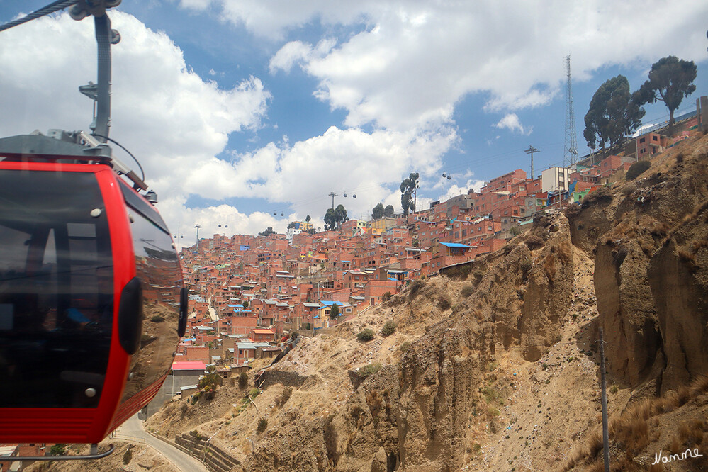 2 Bolivien La Paz  Seilbahn
Neben den Zeit- und Umweltaspekten hat die Seilbahn von La Paz auch etwas Demokratisches, denn sie bringt Arm und Reich, Moderne und Tradition zusammen. Was lange weit weg und hoch oben oder weit unten und scheinbar unerreichbar war, ist jetzt nur noch eine kurze Gondelfahrt voneinander entfernt. laut deutschland
Schlüsselwörter: La Paz