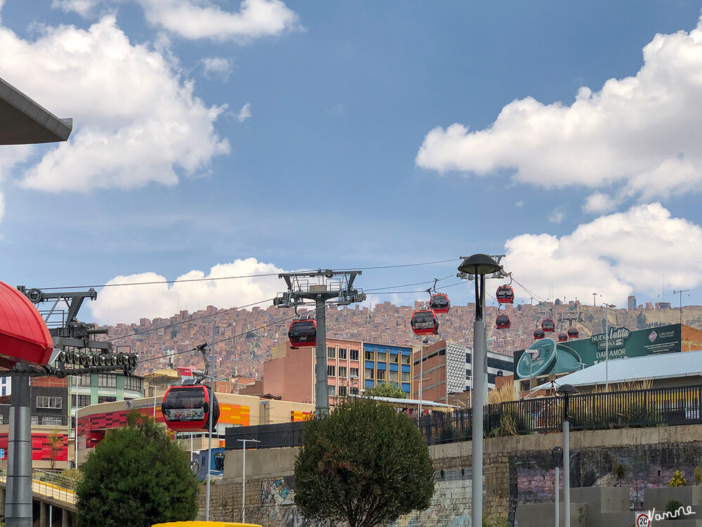 2 Bolivien La Paz  Seilbahn
Der öffentliche Personennahverkehr in La Paz und El Alto bestand hauptsächlich aus Minibussen. Aufgrund von Verkehrsstaus, die auf die topographisch bedingt schmalen Straßen sowie die dichte Bebauung der beiden Städte zurückzuführen sind, verkehren diese aber zumeist unpünktlich. laut Wikipedia
Schlüsselwörter: La Paz