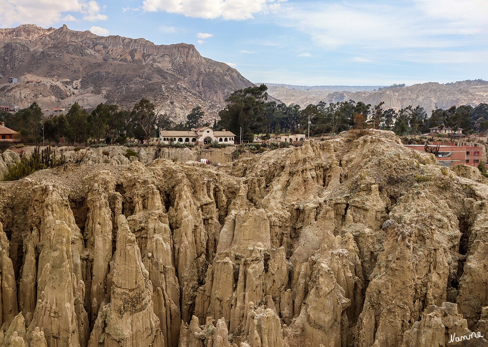 2 Bolivien Valle de la Luna (Mondtal)
Das Valle de la Luna, also das Mondtal erhielt seinen Namen übrigens erst später, als sich der Tourismus immer mehr für die außergewöhnlich geformten Steine interessierte. Bei den Einheimischen ist das Tal schlicht unter dem Namen „Rio Abajo“, also flussabwärts, bekannt. laut bolivien-reisen
Schlüsselwörter: La Paz