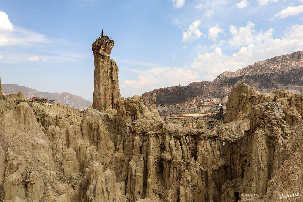 2 Bolivien Valle de la Luna (Mondtal)
Das Valle de la Luna liegt in einer Luftlinien-Entfernung von knapp zehn Kilometern südöstlich von La Paz, dem Regierungssitz von Bolivien. Das Mondtal besteht aus tausenden Felsen, Felsspalten, Erdhügeln und kraterähnlichen Formationen. Die Türme und Pyramiden sind graubraun bis rötlich und fast ohne Bewuchs. laut Wikipedia
Schlüsselwörter: La Paz