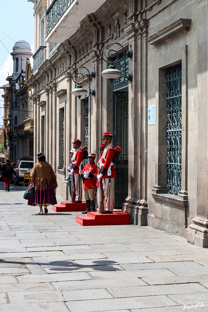 2 Bolivien La Paz  Plaza Murillo
Palacio de Congresos.Dies ist ein weiteres beeindruckendes Gebäude mit Blick auf die Plaza Murillo. Es liegt direkt neben der Kathedrale
Die Wachen außerhalb des Regierungspalastes tragen rote Uniformen, als Erinnerung an die Soldaten im Pazifik-Krieg des späten 19. Jahrhunderts, als Bolivien die südamerikanische Küstenlinie an Chile abtreten musste. laut franks-travelbox
Schlüsselwörter: La Paz