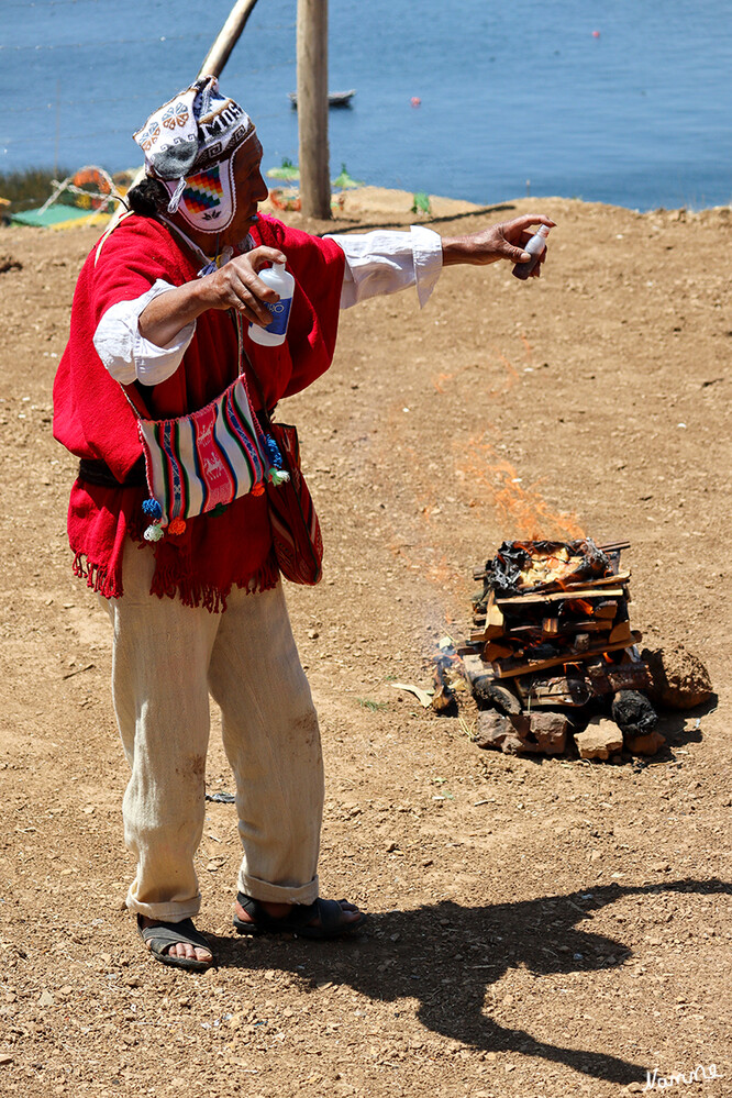 2 Bolivien Titicacasee Sonneninsel
Auf der Sonneninsel wurde für uns eine Zeremonien vom dortigen Scharmanen gemacht. Es ging um Gesundheit, Glück und Wohlbefinden. Viele Menschen nehmen solche Sachen sehr ernst.
Schlüsselwörter: Titicacasee