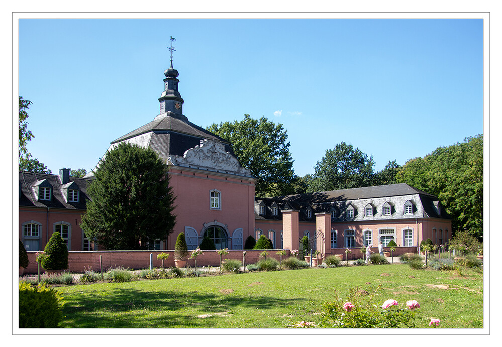 Schloss Wickrath
Das Gebäudeensemble und der öffentlich zugängliche Park wurden am 24. September 1985 unter Denkmalschutz gestellt, ein Teil des Parks steht darüber hinaus unter Naturschutz. lt. Wikipedia
Schlüsselwörter: 2024