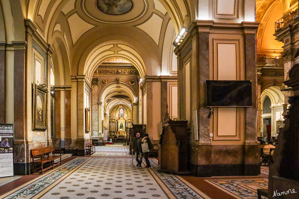 3 Argentinien Buenos Aires Catedral Metropolitana Santísima Trinidad
Eingangsbereich
Ursprünglich bestand die einzige Dekoration aus dem Altarretabel, aber gegen Ende des 19. Jahrhunderts wurden die Wände und Decken mit Fresken geschmückt, die biblische Szenen zeigen. 
Die Kathedrale war Sitz des Erzbischofs Jorge Mario Bergoglio SJ, der am 13. März 2013 zum 266. Bischof von Rom und damit zum Papst und Oberhaupt der römisch-katholischen Kirche und des Staates der Vatikanstadt gewählt wurde. laut Wikipedia 
