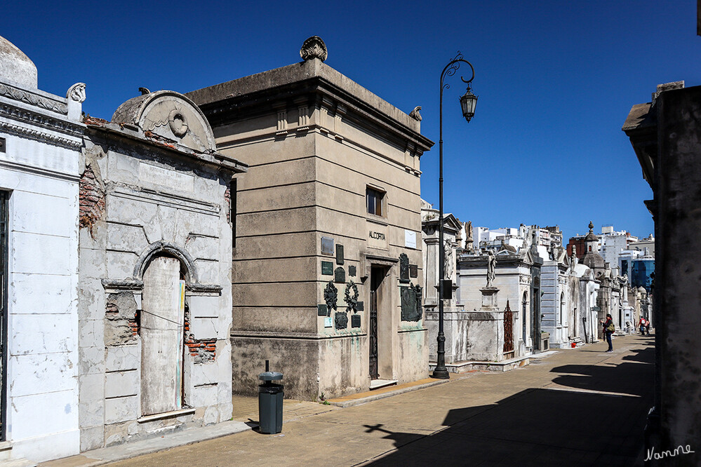 3 Argentinien Buenos Aires Friedhof La Recoleta
(Cementerio de la Recoleta) liegt im gleichnamigen Stadtteil Recoleta der argentinischen Hauptstadt Buenos Aires, einem der teuersten Wohn- und Geschäftsviertel der Hauptstadt. Er wurde Ruhestätte zahlreicher wohlhabender und prominenter Einwohner. Hier wurden argentinische Präsidenten bestattet, Profisportler, Wissenschaftler und Schauspieler; zu den bekanntesten zählt die zweite Ehefrau von Juan Perón, Eva Perón. laut Wikipedia
Schlüsselwörter: Buenos Aires