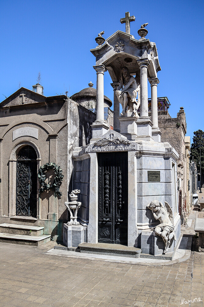 3 Argentinien Buenos Aires Friedhof La Recoleta
Der sehenswerte Friedhof gleicht eher einer kleinen Stadt in der Stadt als einer Grünanlage. Hier haben sich die Großen und Reichen der Stadt und des Landes ein letztes, meist sehr imposantes Denkmal setzen lassen. Die mehr oder weniger prächtigen Grabstätten stehen in dichten Reihen hinter hohen Mauern, abgeschirmt von der modernen Welt vor den Toren. laut ingrids-welt
Schlüsselwörter: Buenos Aires