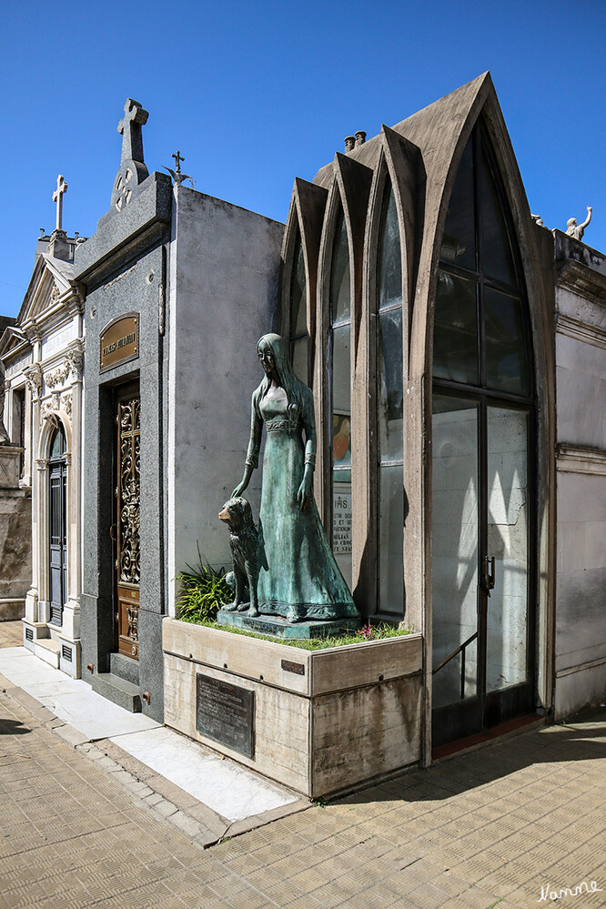 3 Argentinien Buenos Aires Friedhof La Recoleta
Liliana Crociati de Szaszak, getötet auf ihrer Hochzeitsreise
Die 26-jährige Frau starb 1970 auf ihrer Hochzeitsreise in Innsbruck, Österreich, als eine Lawine auf ihr Hotel stürzte. Die lebensgroße Bronzestatue von Liliana in ihrem Hochzeitskleid schuf Wíeredovol Viladrich. Der Bildhauer fügte später ihren Hund Sabú hinzu, nachdem dieser gestorben war. laut universes
Schlüsselwörter: Buenos Aires