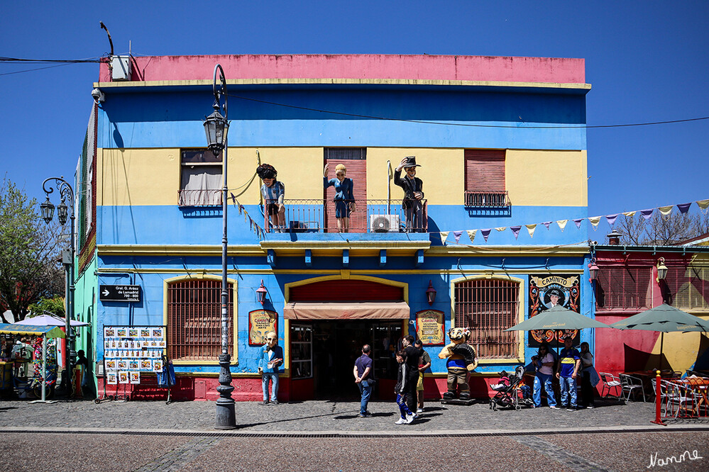 3 Argentinien Buenos Aires La Boca
Andrés, ein Porteño, der in einem Hostel arbeitet, erklärte uns: „Wir haben drei Nationalhelden in Argentinien. “Maradona, Eva „Evita“ Perón und Carlos Gardel.” Ok, die ersten beiden kennt man, aber wer ist Carlos Gardel? Carlos Gardel ist der König des Tango, der berühmteste Tangosänger der Welt, der 1935 bei einem Flugzeugunglück ums Leben kam und eine echte Legende in Argentinen ist. laut southtraveler
Schlüsselwörter: Buenos Aires