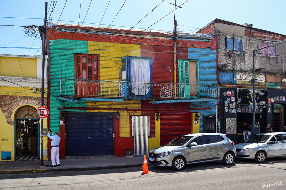 3 Argentinien Buenos Aires La Boca
Die Gegend La Boca zählt zu den vielen Armutsvierteln und zu den gefährlichsten von Buenos Aires, weshalb ein Besuch nach 18 Uhr nicht zu empfehlen ist. Die nur zwei bis drei kleinen touristischen Straßen werden Caminito genannt und begeistern als eine Art Freiluftmuseum, in dem Einheimische ihre Kunstwerke präsentieren und Tango auf den Straßen tanzen. laut explorer
Schlüsselwörter: Buenos Aires