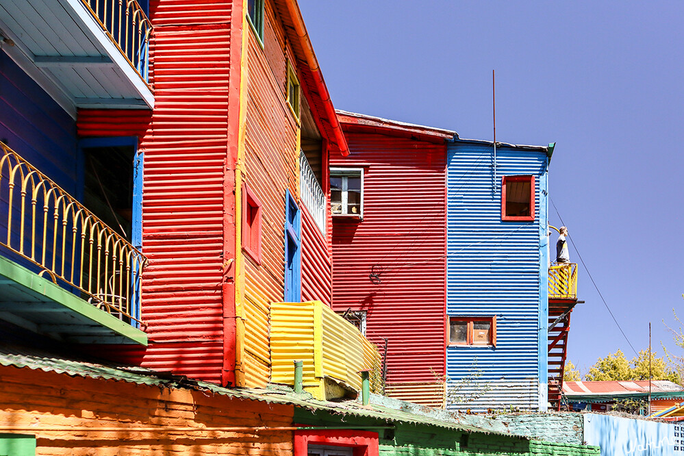 3 Argentinien Buenos Aires La Boca
Im Osten der argentinischen Hauptstadt liegt das wohl bekannteste der 48 Stadtviertel von Buenos Aires. La Boca, das bedeutet für Einheimische und Touristen sowohl Fußball, Tango als auch bunte Wellblechhäuser.
Aufgrund der starken Armut lebten die Einwanderer in sogenannten „Conventillos“, einfache Wellblechhäuser, die mit Schiffslack farbenfroh bemalt wurden und bis heute das Stadtbild prägen. laut explorer
Schlüsselwörter: Buenos Aires