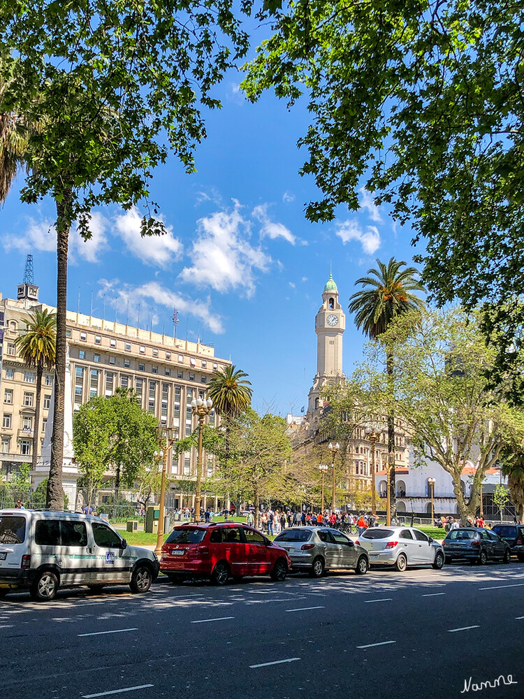 3 Argentinien Buenos Aires Plaza de Mayo
Die Plaza de Mayo („Mai-Platz“, benannt nach der Mai-Revolution) stellt das Herz der argentinischen Hauptstadt Buenos Aires dar. Dieser Ort ist das ehemalige Gründungsgebiet der Stadt und dient wie fast alle südamerikanischen Plazas repräsentativen Zwecken. Er liegt nahe dem alten Hafen im Stadtteil Monserrat. laut Wikipedia
Schlüsselwörter: Buenos Aires