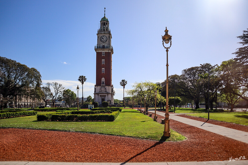 3 Argentinien Buenos Aires Torre Monumental
Bei diesem recht ansehnlichen Uhrturm handelte es sich ursprünglich um ein Geschenk von britischstämmigen Einwohnern an die Stadt, zum Anlass des hundertsten Jahrestages der Mai-Revolution. Ursprünglich hieß er “Turm der Engländer”, doch nach dem Konflikt im Falklandkrieg und der Niederlage gegen Großbritannien 1982 wurde das Gebäude umbenannt. laut imprintmytravel
Schlüsselwörter: Buenos Aires