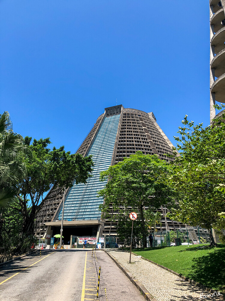 4 Brasilien - Catedral Metropolitana de São Sebastião
Das im modernistischen Stil in Form eines Kegelstumpfs gestaltete Gebäude wurde nach 15 Jahren Bauzeit am 18. Juli 1979 fertiggestellt und am 15. August 1979 von Sales geweiht.
Das Kirchengebäude ist 75 Meter hoch und hat eine kreisförmige Grundfläche mit einem Durchmesser von 106 Metern. Das Gebäude ähnelt von außen einer spitzenlosen Pyramide, sodass Fonseca oft Inspirationen durch Maya-Pyramiden nachgesagt werden. Das gesamte Gebäude besteht aus Stahlbeton, die Fassade ist unverputzt. laut Wikipedia
Schlüsselwörter: Rio de Janeiro