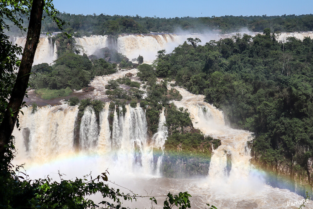 4 Brasilien - Iguazú-Wasserfälle
Der Iguazú war in der Vergangenheit ein Klarwasserfluss. Durch Erosion, die durch die Entwaldung in Brasilien ausgelöst wird, transportiert er inzwischen insbesondere bei hohem Wasserstand erhebliche Sedimentmengen. Die Folge ist eine auffällige Braunfärbung. laut Wikipedia
Schlüsselwörter: Iguazu