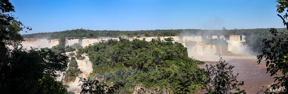 4 Brasilien - Iguazú-Wasserfälle
Die Iguazú-Wasserfälle bestehen aus 20 größeren sowie 255 kleineren Wasserfällen auf einer Ausdehnung von 2,7 Kilometern. Einige sind bis zu 82 Meter, der Großteil ist 64 Meter hoch. Die Wassermenge an den Fällen schwankt von 1500 m³/s bis 10500 m³/s. Durch die Wasserfälle verläuft in Längsrichtung die Grenze zwischen Argentinien und Brasilien. laut Wikipedia
Schlüsselwörter: Iguazu