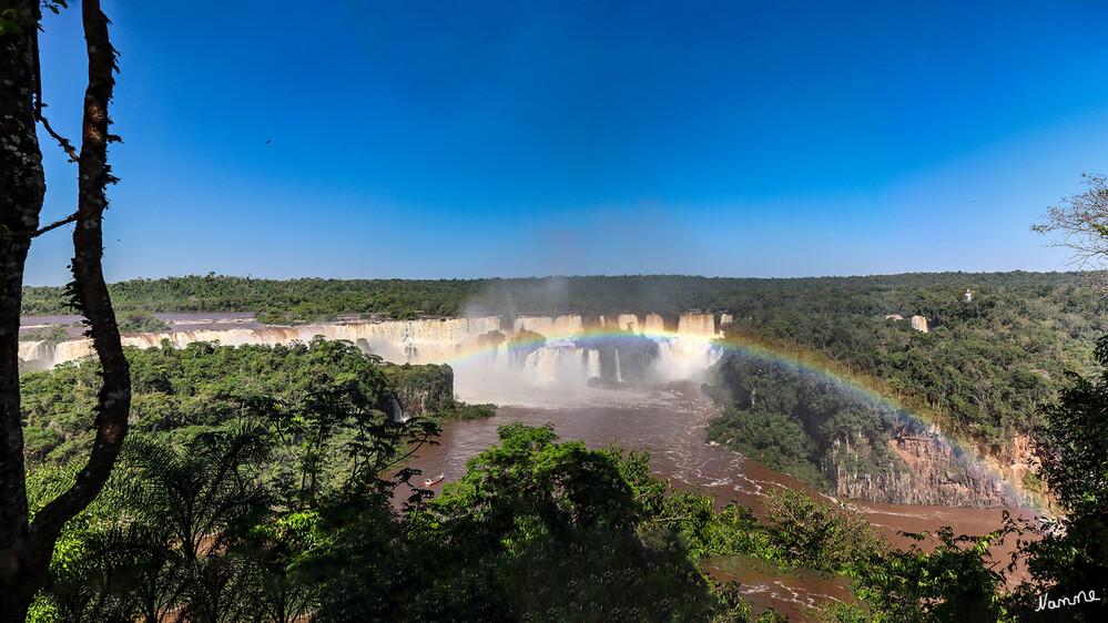 4 Brasilien - Iguazú-Wasserfälle
Die Iguazú-Wasserfälle (portugiesisch Cataratas do Iguaçu, spanisch Cataratas del Iguazú  sind die Wasserfälle des Flusses Iguazú an der Grenze zwischen dem brasilianischen Bundesstaat Paraná und der argentinischen Provinz Misiones. Da die meisten Fälle in Argentinien liegen, ist der größere Panoramablick von der brasilianischen Seite aus möglich. laut Wikipedia
Schlüsselwörter: Iguazu