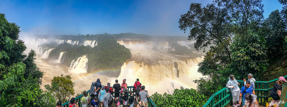 4 Brasilien - Iguazú-Wasserfälle
Die Iguazú-Wasserfälle bestehen aus 20 größeren sowie 255 kleineren Wasserfällen auf einer Ausdehnung von 2,7 Kilometern. Einige sind bis zu 82 Meter, der Großteil ist 64 Meter hoch. Die Wassermenge an den Fällen schwankt von 1500 m³/s bis 10500 m³/s. Durch die Wasserfälle verläuft in Längsrichtung die Grenze zwischen Argentinien und Brasilien. laut Wikipedia
Schlüsselwörter: Iguazu