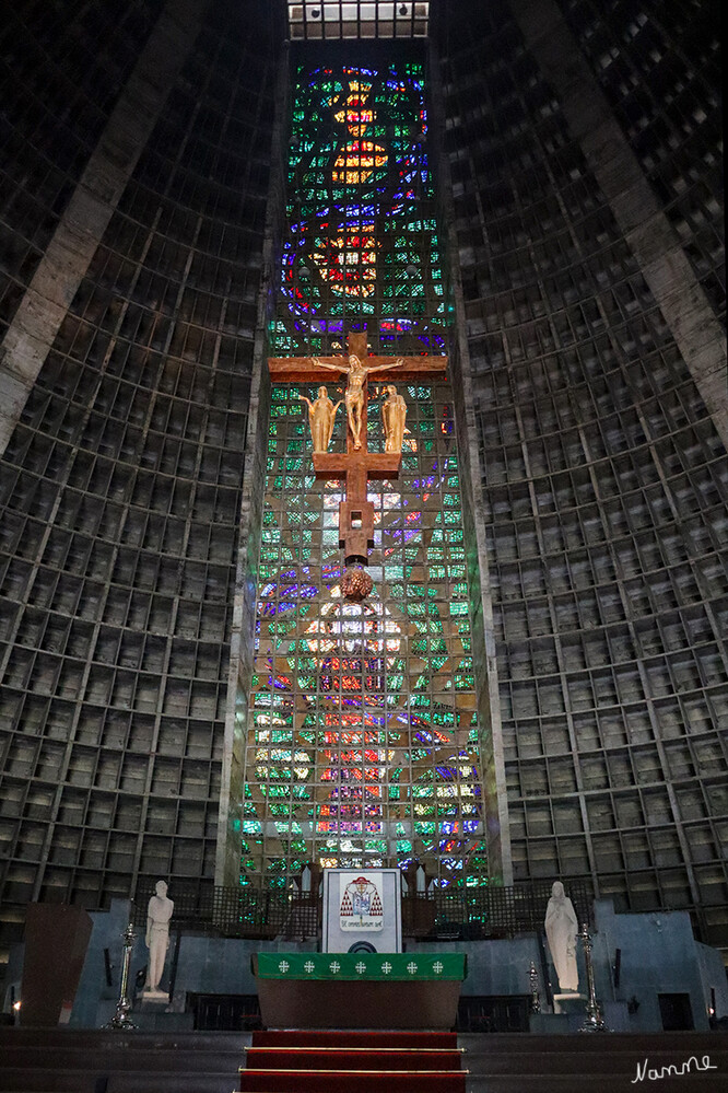 4 Brasilien - Catedral Metropolitana de São Sebastião
Der kreisförmige Innenraum, entworfen von Paulo Lachen Maier, hat eine Grundfläche von 8200 Quadratmetern, ist 64 Meter hoch, hat einen Durchmesser von 96 Metern und wird vom zentral angelegten Altar dominiert. Der Innenraum soll Platz für bis zu 20.000 Gläubige (stehend) oder 5000 Gläubige (sitzend) haben. laut Wikipedia
Schlüsselwörter: Rio de Janeiro