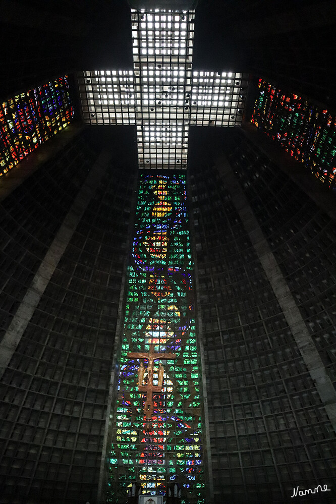 4 Brasilien - Catedral Metropolitana de São Sebastião
Der Innenraum wird von vier Seiten durch große, bis zur Decke laufende, farbige Fenster beleuchtet, die für die vier Wesensmerkmale der universalen Kirche (Einheit, Heiligkeit, Katholizität und Apostolizität) stehen sollen. Die Decke lässt ebenso Licht in Form eines griechischen Kreuzes in den Innenraum fallen. laut Wikipedia
Schlüsselwörter: Rio de Janeiro