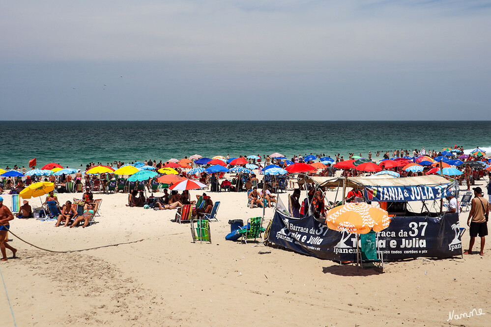 4 Brasilien - Ipanema 
Es war ein verlängertes Wochenende für viele Brasilianer. Deshalb war der Strand sehr gut besucht.
Die Praia de Ipanema, also der Strand des gleichnamigen Stadtteils, ist landschaftlich ähnlich reizvoll wie die Copacabana, auch hier ist das Wasser meistens zum Baden geeignet. Für die Bewohner von Rio gilt Ipanema als der schönste und feinste Strand der Stadt. laut faszination-lateinamerika
Schlüsselwörter: Rio de Janeiro