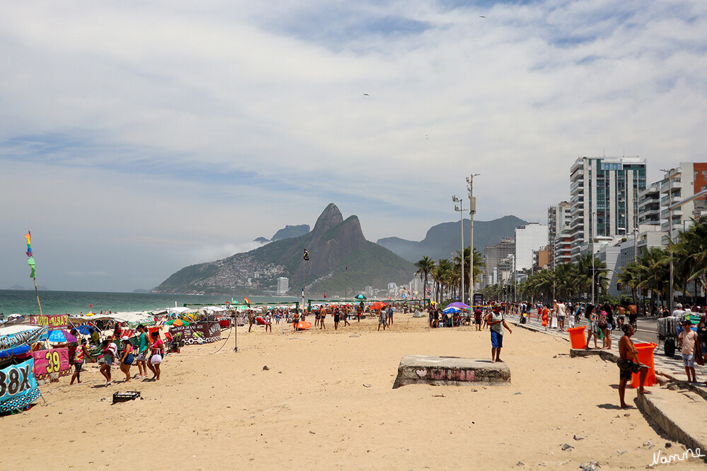 4 Brasilien - Ipanema 
Ipanema ist ein angesagtes Viertel; der berühmte gleichnamige Strand ist bei einem gemischten Publikum als Treffpunkt und zum Sonnenbaden beliebt. Surfer zieht es zur felsigen Halbinsel Pedra do Arpoador, die auch Wanderwege und einen malerischen Sonnenuntergang bietet. laut Wikipedia
Schlüsselwörter: Rio de Janeiro