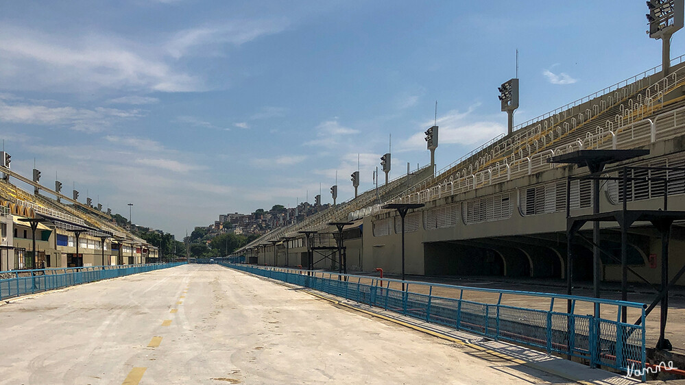 4 Brasilien - Sambódromo
Die offiziellen Karnevalsparaden finden jährlich vor Beginn der Fastenzeit an vier aufeinanderfolgenden Nächten statt. In diesem Zeitraum treten im Sambódromo Sambaschulen von 20 Uhr bis in die frühen Morgenstunden im Wettbewerb gegeneinander an.  Die Arena ist etwa 700 Meter lang und bietet 88.500 Zuschauern Platz. Vor dem Bau des Sambódromo fand der Umzug auf der Avenida Rio Branco im Zentrum von Rio statt. laut Wikipedia
Schlüsselwörter: Rio de Janeiro