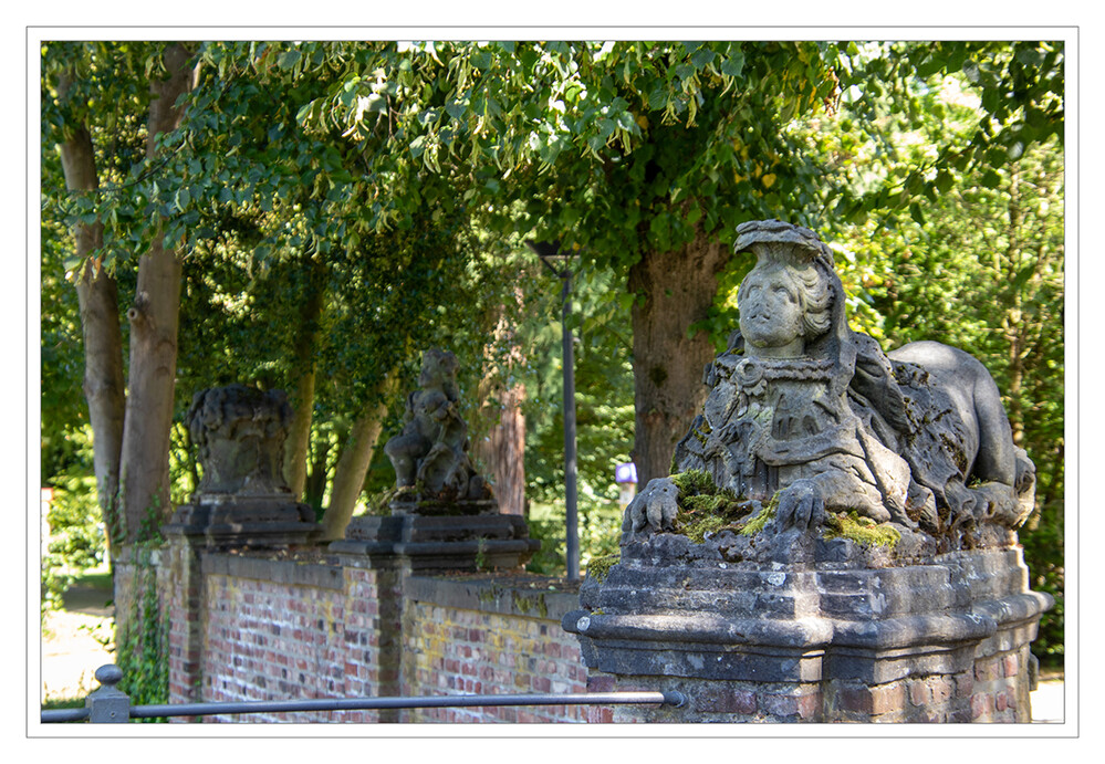 Schloss Wickrath 
Wickrath wurde erstmals in der Lebensgeschichte des Kölner Erzbischofs Anno II. um 1104/05 erwähnt. Darin wird Graf Gerlach als Besitzer der Burg Wichinrod genannt, die vermutlich im Areal des heutigen Schlosses lag. lt.moenchengladbach
Schlüsselwörter: 2024