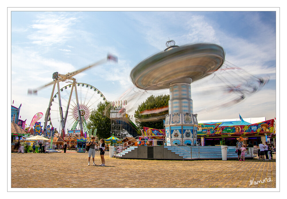 Auf der Kirmes 
Blende 9 und 0,5 Sek.
Schlüsselwörter: 2024