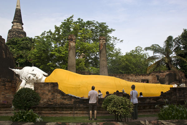 Wat Yai Chai Mongkon
Im Viharn Phra Buddha Saiyas (Viharn des liegenden Buddha) befindet sich ein großes Bildnis des liegenden Buddha, (mit einer Länge von 15m) das möglicherweise ebenfalls aus der Zeit von Naresuan dem Großen stammt. Es diente hauptsächlich der Verehrung und der Meditation. 1965 nahm man eine eingehende Renovierung des Bildnisses vor.
Schlüsselwörter: Thailand