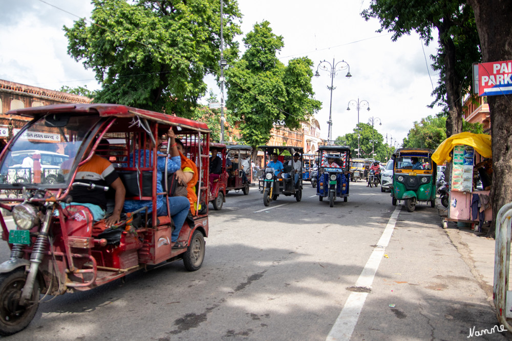 Jaipur Spaziergang durch die Straßen
Jaipur liegt etwa 300 Kilometer südwestlich von Delhi, 200 Kilometer westlich von Agra und 180 Kilometer nordwestlich vom Ranthambhore-Nationalpark. lt. Wikipedia
Schlüsselwörter: 2024