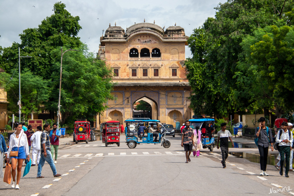 Jaipur Spaziergang durch die Straßen
Jaipur (Hindi जयपुर Jayapur) auf Deutsch Dschaipur, ist die Hauptstadt des indischen Bundesstaates Rajasthan mit 3 Millionen Einwohnern. lt. Wikipedia
Schlüsselwörter: 2024