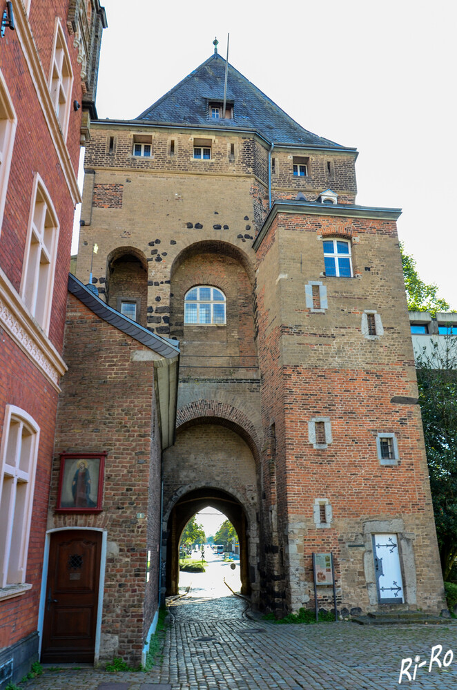 Obertor Stadtseite
ist das letzte erhaltene Tor der mittelalterlichen Stadtbefestigung. Neben dem Stadttor befindet sich eine kleine Kapelle, diese wurde von 1712-1713 errichtet. (baukunst-nrw.de/ neuss.de)
Schlüsselwörter: 2024