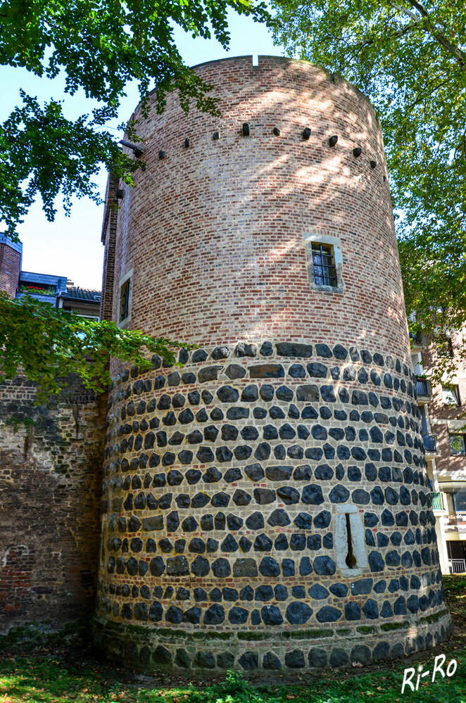 Mittelalterliches Relikt
Der Blutturm aus Basalt u. Tuff errichtet ist einer der letzten erhaltenen Halbrundtürme der ehemaligen Neusser Stadtbefestigung. Dieser ruhte stadtseits auf Mauerbögen, die gleichzeitig der Verstärkung der Stadtmauer dienten. (neuss.de)
Schlüsselwörter: 2024