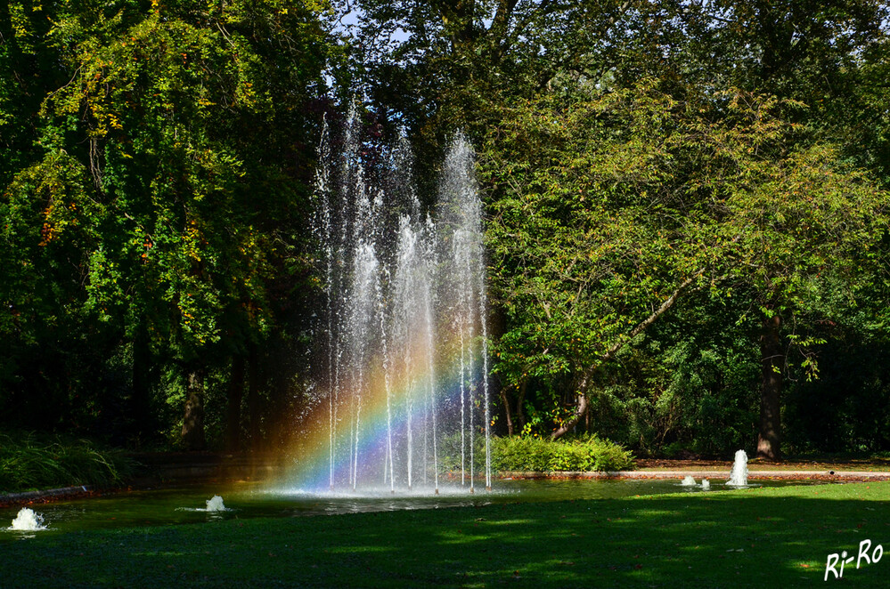 Regenbogen
im Springbrunnen des Neuen Stadtgartens in Neuss.
Schlüsselwörter: 2024