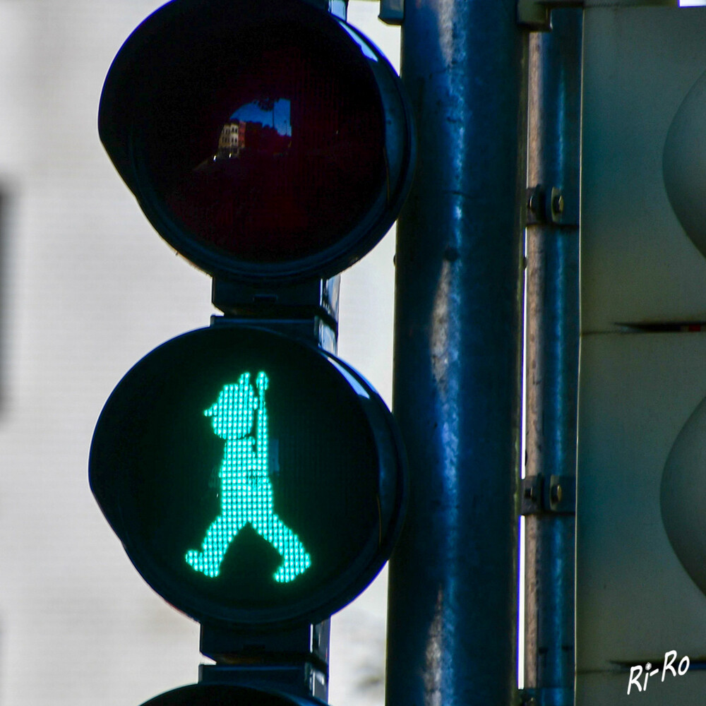 Schützenjäger
Die Künstlerin Conny Heuser hat das (einzig wahre) grüne Schützen-Ampelmännchen geschaffen, es sichert den Fußgängern in Neuss einen freien Weg. (pitterunpaul)
