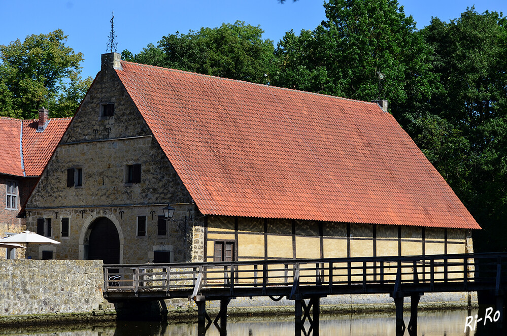 Innenhof Vischering 
Trotz eines fast vollständigen Neubaus im 16. Jahrhundert hat die Burg ihren wehrhaften Charakter weitgehend erhalten. (wikipedia)
