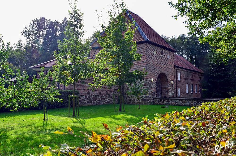   Schloss Sythen
ist eine typisch westfälische Burganlage. Historische Backsteingewölbe, ein knarrendes Holzportal am Torhaus mit der alten Backsteinfassade verleihen der über tausend Jahre alten Wasserschloss-Anlage einen ganz besonderen Charme. Es fehlt ein entscheidendes Detail: das Schloss. (muensterland.com)
