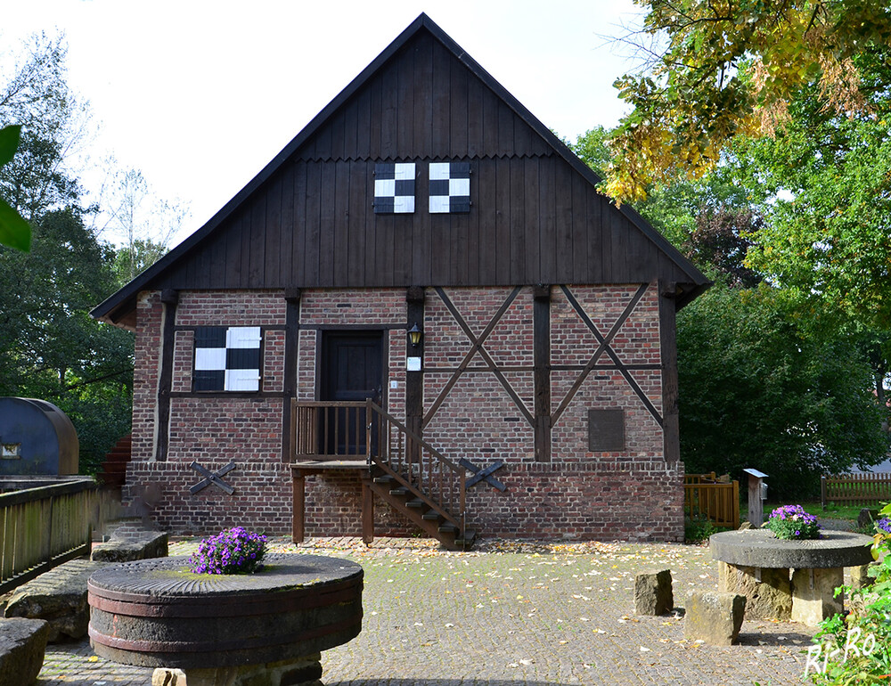 Sythener Wassermühle
die Korn- u. Ölmühle wurde zu Beginn der 1980er Jahre von der Stadt Haltern gepachtet. (erlebe-haltern.de)
