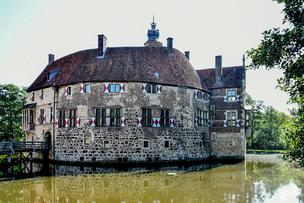 Burg Vischering
mit ihrer Hauptburg inmitten des Hausteichs bietet sie ein Baudenkmal von malerischer Geschlossenheit. (burg-vischering.de)
