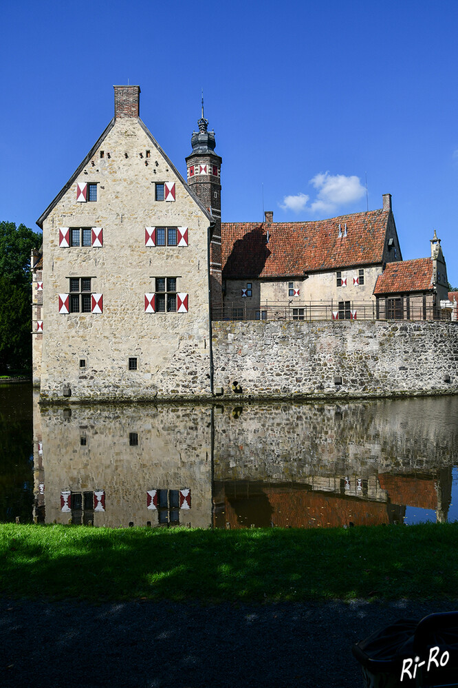 Rückansicht der Burg Vischering
Sie ist eine Zwei-Insel-Anlage, bestehend aus einer Vorburg mit Wirtschaftsgebäuden u. einer östlich davon gelegenen Kernburg. (wikipedia)
