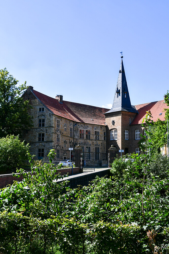 Burg Lüdinghausen
brannte im 16. Jahrhundert ab. Sie wurde im Stil der Renaissance neu errichtet. Nur der Südflügel, der von der Brücke aus gesehene linke Gebäudeteil, ist noch annähernd in der ursprünglichen Form erhalten. (gaerten-in-westfalen.de)
