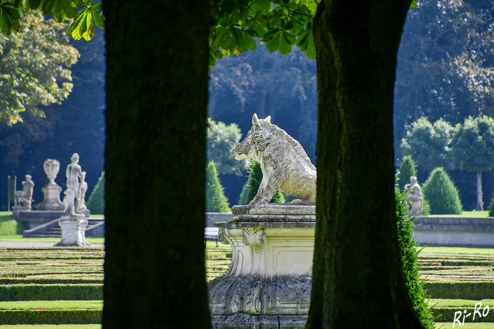 Keiler
Der Schlossgarten fasziniert heute noch besonders durch die Rasen- u. Broderieparterres, durch Formgehölze u. zahlreiche Skulpturen im Park. (nrw-tourismus)
