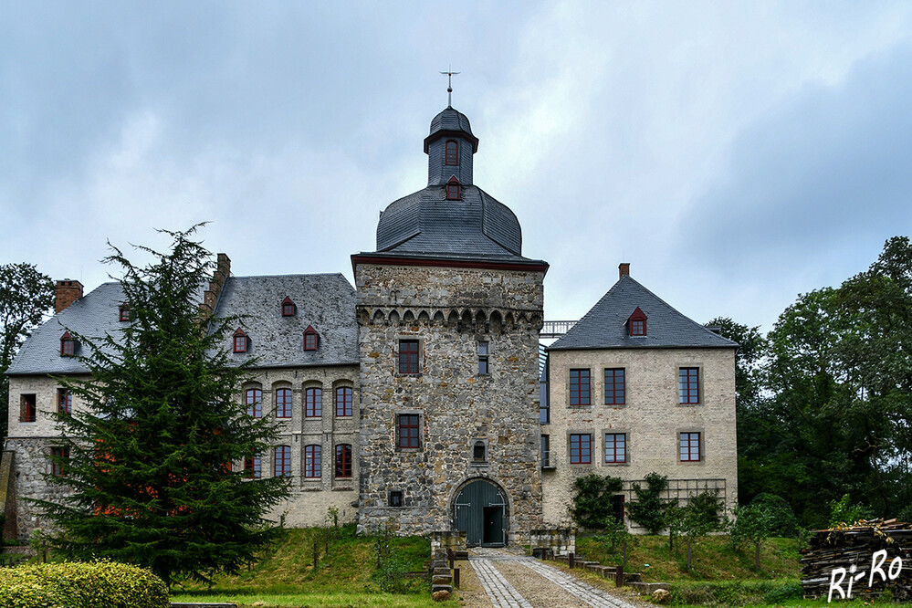 Schloss Liedberg
die Anlage entstand als Höhenburg mit Vor- u. Hauptburg im 13. Jahrhundert nach der Römerwacht, an der Westkuppe des Liedbergs (wikipedia)
