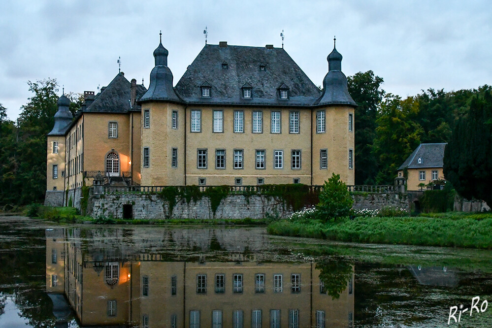 Im Abendlicht
Das Schloss Dyck liegt nordwestlich von Aldenhoven in Bedburdyck, einem Teil der Stadt Jüchen. Aus dem Jahre 1094 findet man erste urkundliche Hinweise auf diese Befestigungsanlage. Diese besteht aus einer Hochburg u. zwei Vorburgen, die von einem Wassergraben umgeben sind. (wikipedia)

 
