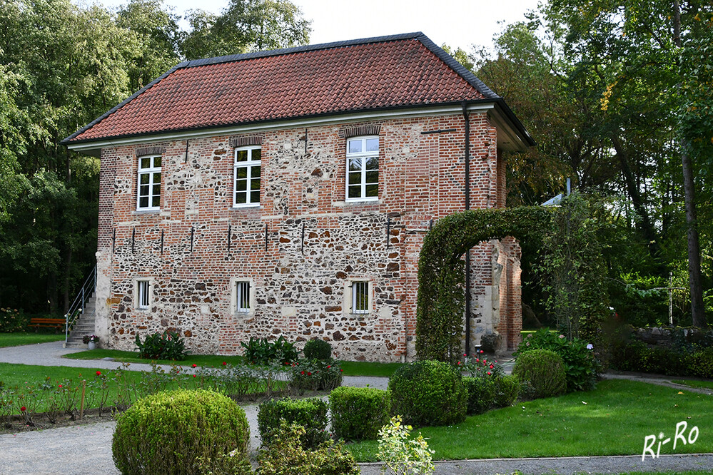 Kapellengebäude
dieses wurde um 1330 gebaut u. war ein Teil der ehemaligen Wasserburg. (schloss-sythen.nrw)

