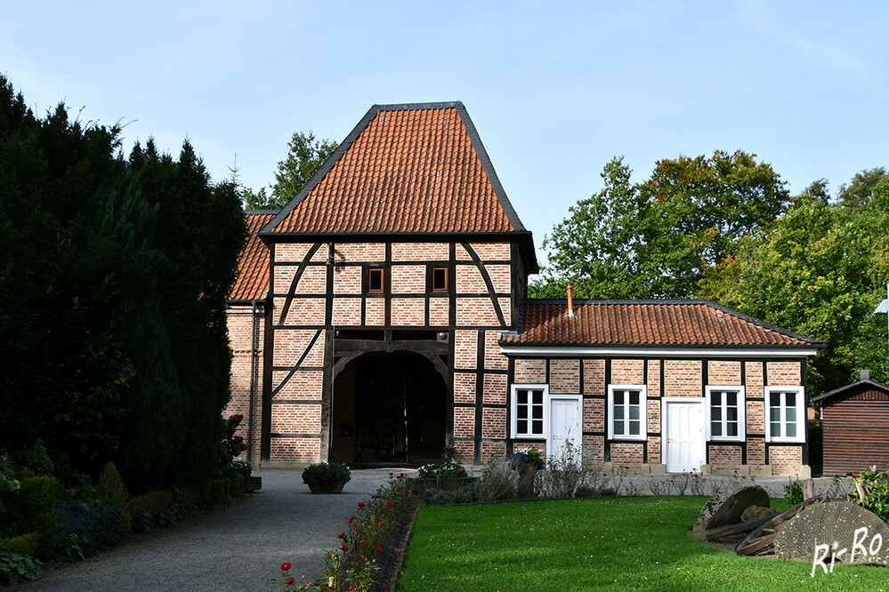 Schloss Sythen
die damalige Burg wurde erstmals im Jahre 758 unter König Pippin erwähnt. Am 27.1.1989 erwarb die Stadt Haltern die inzwischen stark verfallene Anlage. Von Seiten der Landesregierung waren 2,8 Mio. DM für die Restaurierung zugesagt. (wikipedia/ schloss-sythen.nrw) 
